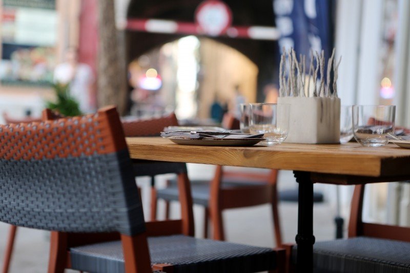 Serveur restaurant table