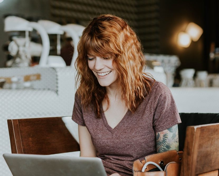 Femme heureuse au travail
