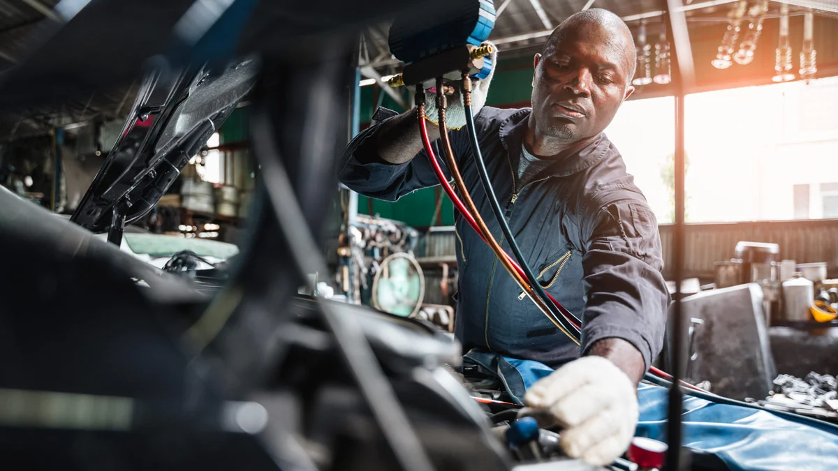 Mécanicien automobile travaillant dans un atelier