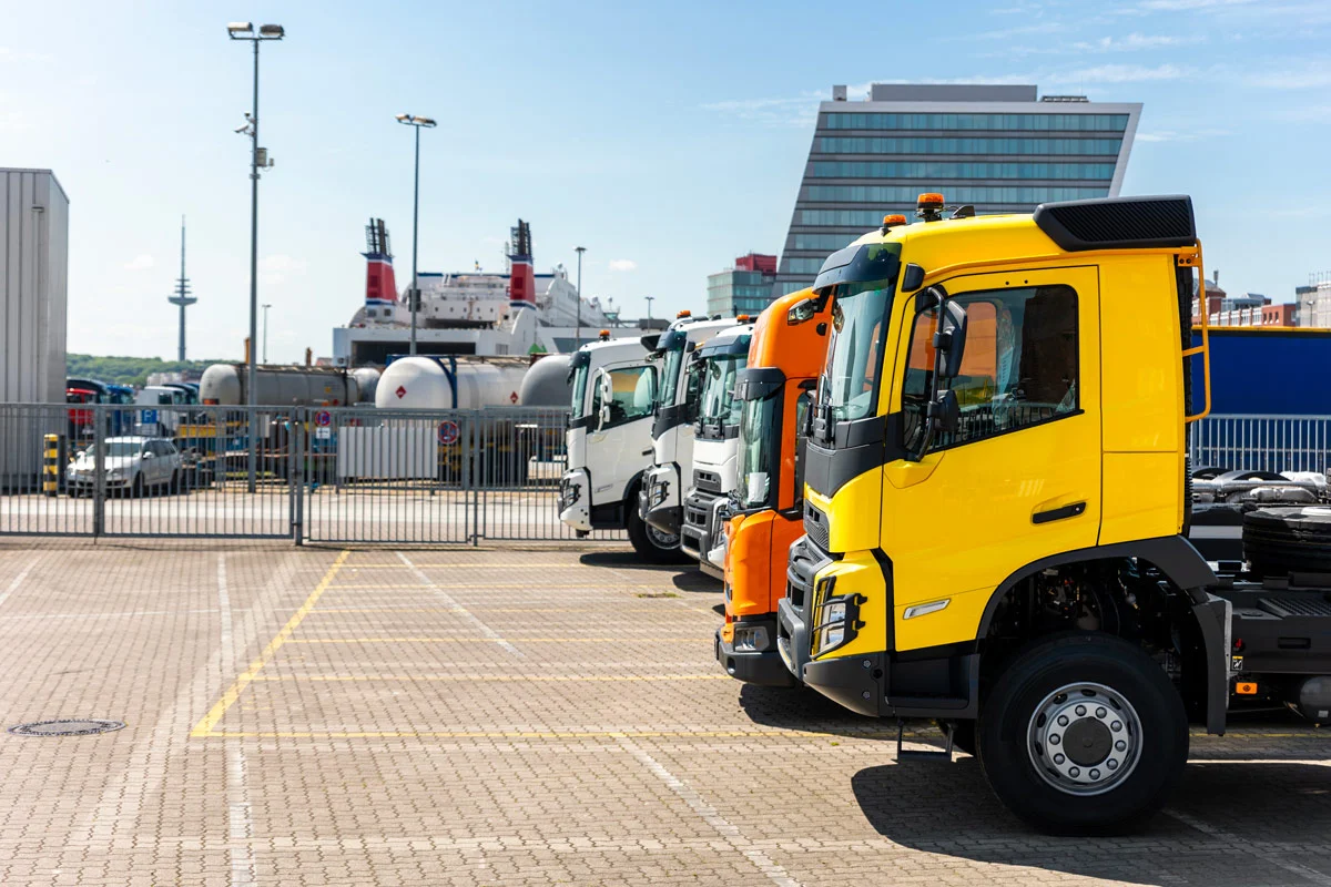 Conducteur routier préparant son camion poids lourd