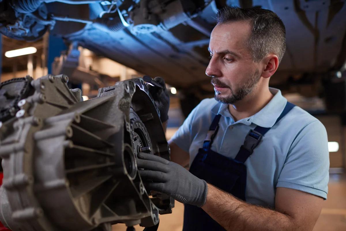 Mécanicien automobile travaillant en atelier