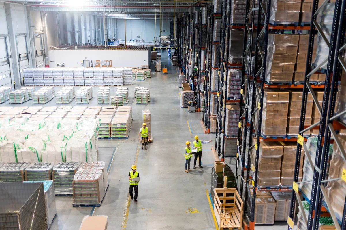 Cariste travaillant dans un entrepôt logistique