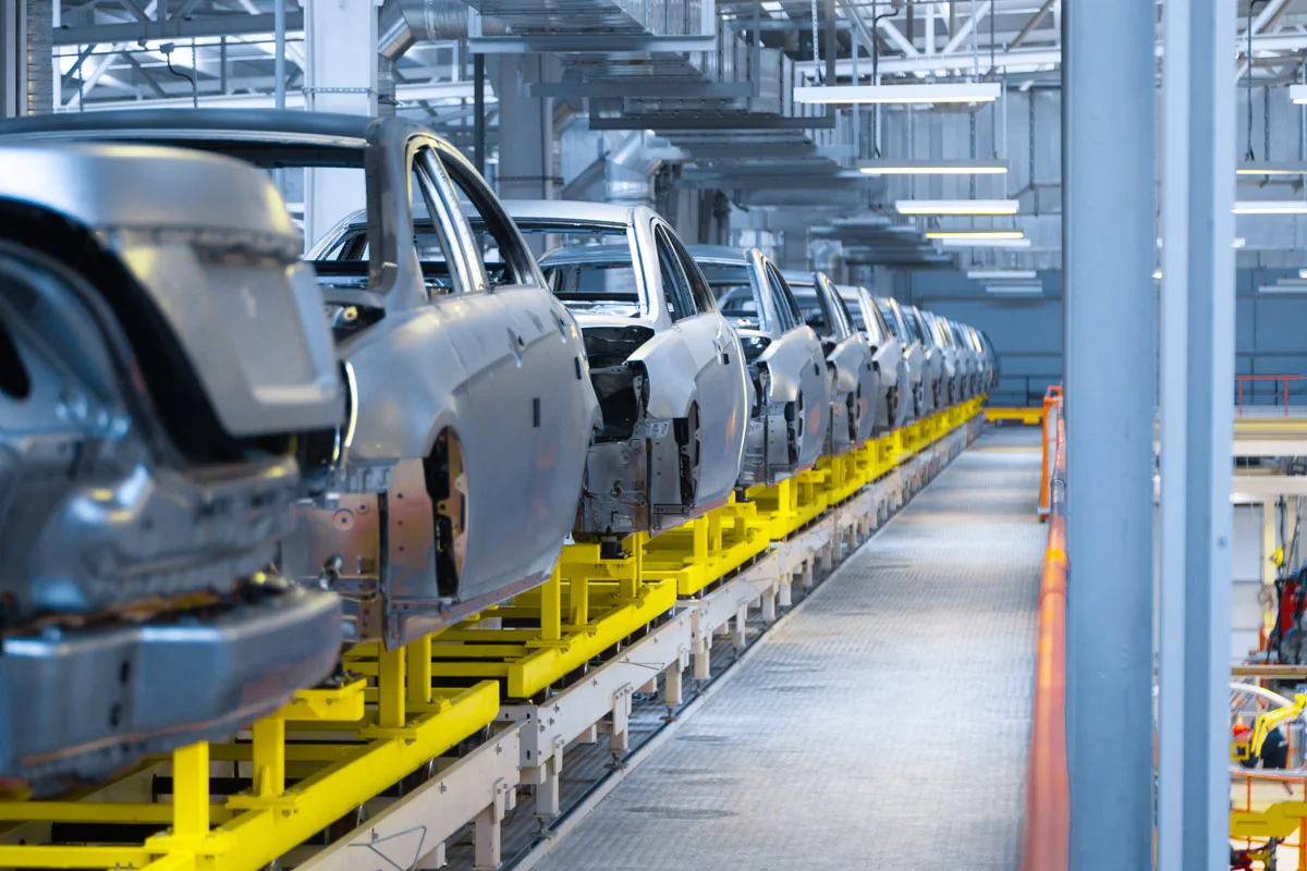 Professionnel travaillant dans un atelier automobile