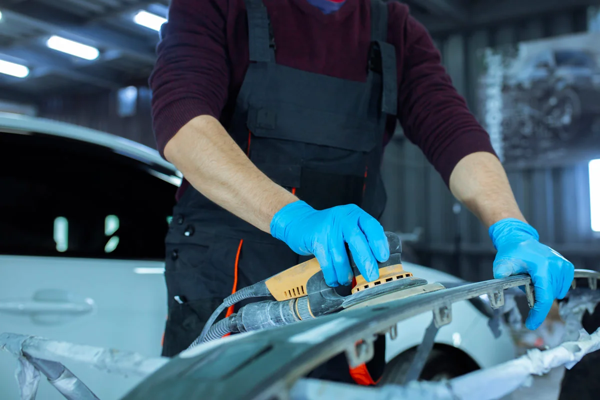 Professionnel travaillant dans un atelier automobile