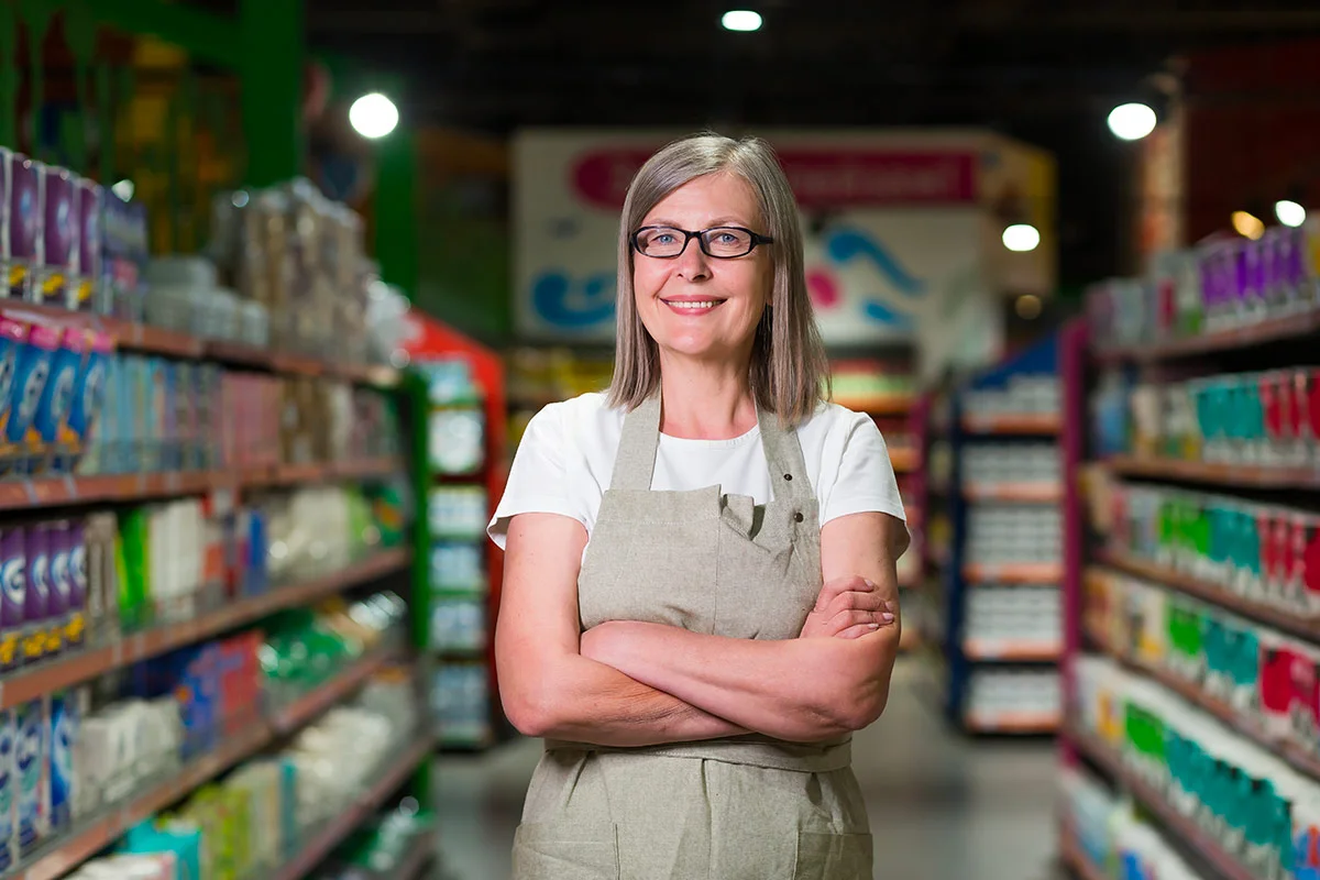 Employé polyvalent travaillant au contact des clients