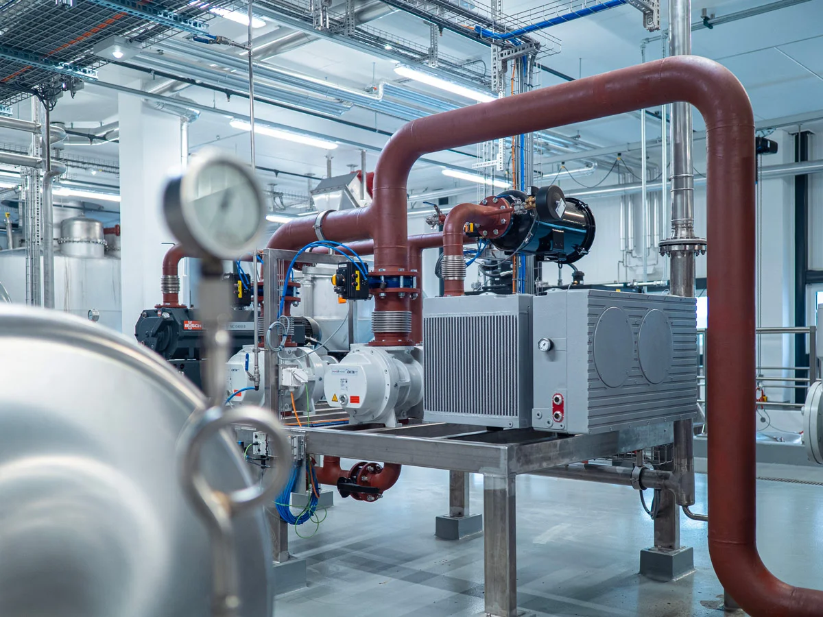 Technicien CVC contrôlant une installation de chauffage et climatisation