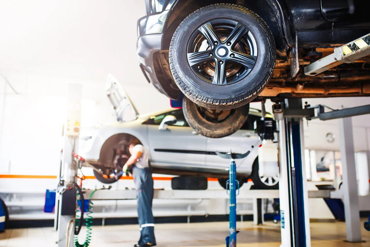 Mécanicien automobile effectuant un diagnostic